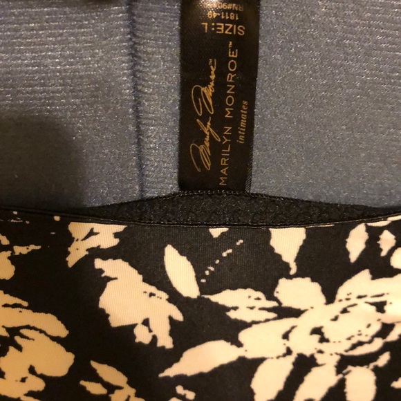 Marilyn Monroe Night Gown - Picture 3 of 7